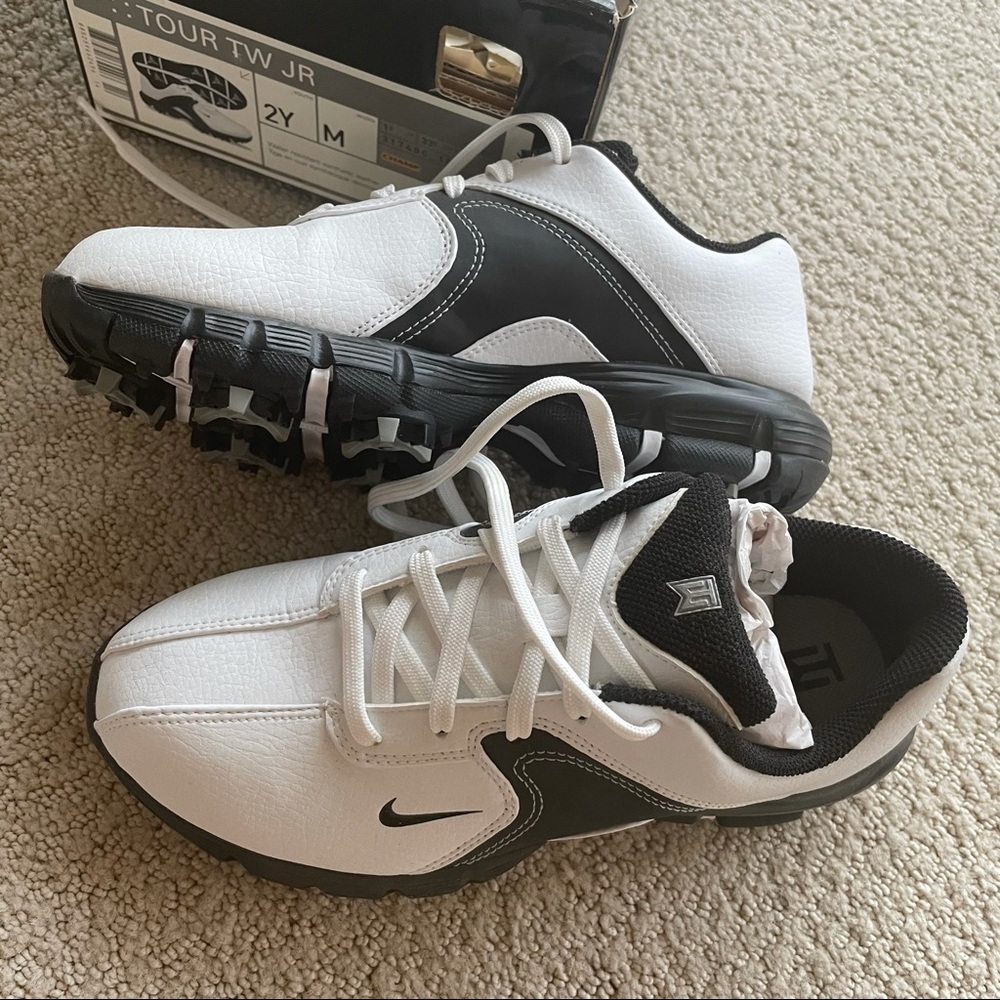 NIB. Nike youth Sz 3 golf shoes